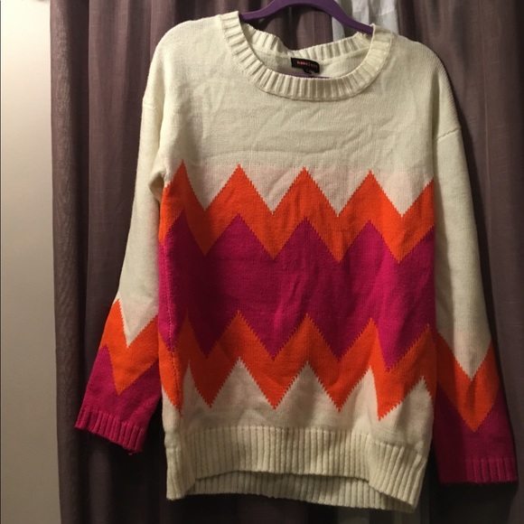 cream sweater w bright zig zags! - Picture 2 of 5